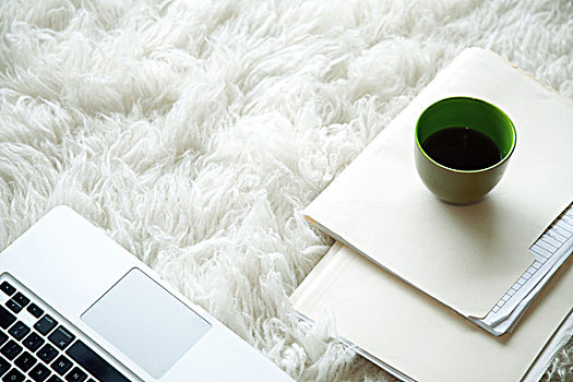 笔记本电脑,文件,咖啡杯,地毯