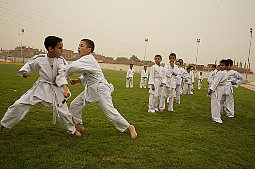 孩子,练习,跆拳道,居民区,郊区,开罗,埃及,五月,2007年