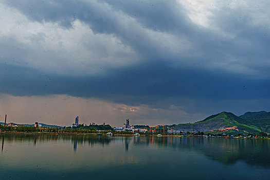 建筑群,高楼,河,灯,夜景,夕阳,倒影,云霞,乌云,城市夜景,草,剪影,风光,水面,奇景