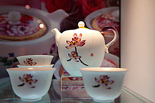 一个中国传统的茶碗绘制着花