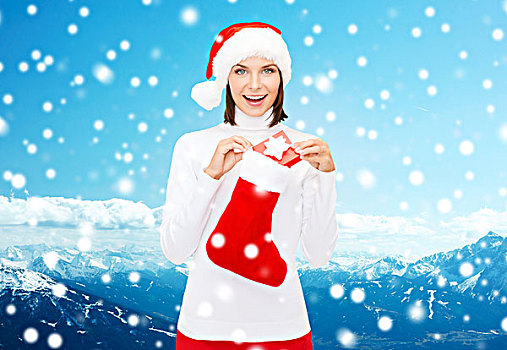 圣诞节,冬天,高兴,休假,人,概念,微笑,女人,圣诞老人,帽子,小,礼盒,圣诞袜,上方,雪山,背景