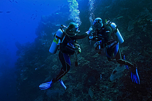 两个,潜水,练习,手语,四王群岛,西巴布亚,印度尼西亚,亚洲