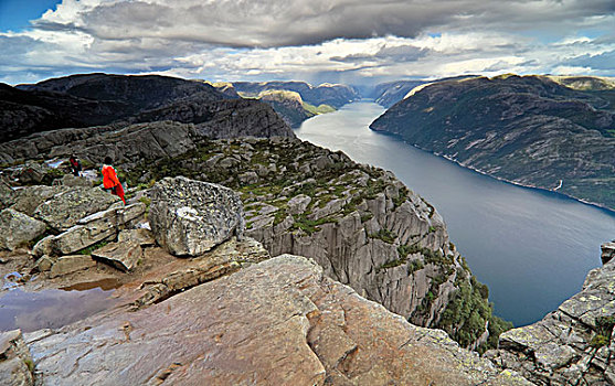 远足者,石头,高处,吕瑟峡湾,罗加兰郡,挪威,斯堪的纳维亚,欧洲