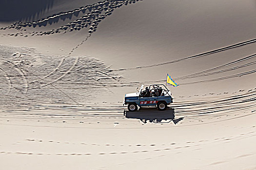 内蒙阿拉善额济纳旗沙漠里的越野车