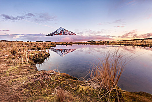 反射,山中小湖,湖,粉色,云,层状火山,塔拉纳基,日落,艾格蒙特国家公园,新西兰,大洋洲
