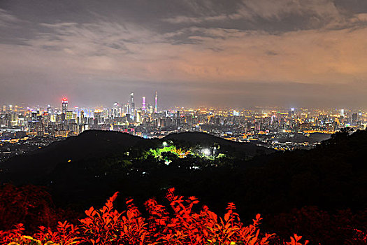 白云山上夜观羊城