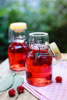 自制,树莓醋,开盖瓶,桌子,户外