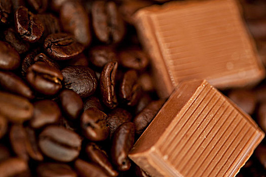特写,巧克力块,咖啡豆,并排