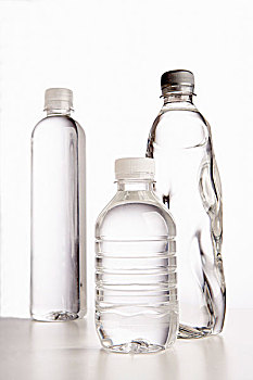 三个,塑料瓶,水