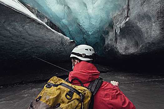 男人,穿过,河,绳索,冰,洞穴,瓦特纳冰川,国家公园,冰岛