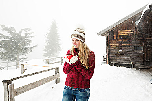 美女,喝咖啡,雪中,户外,小屋
