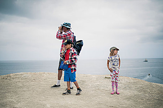 父亲,看穿,双筒望远镜,两个孩子,沿岸,悬崖