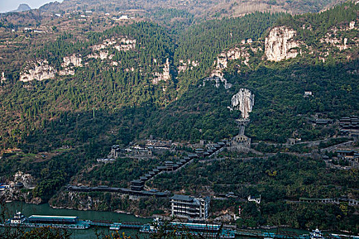 远眺湖北夷陵长江三峡灯影峡峡谷