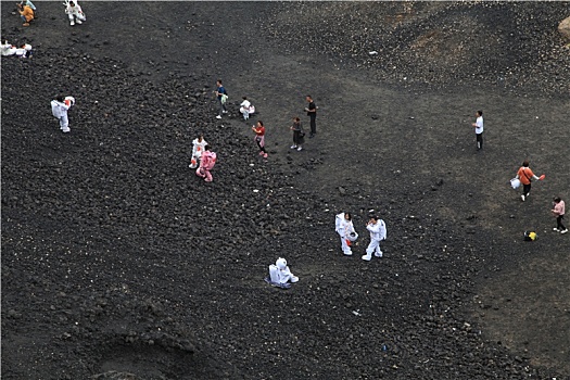 内蒙古火山口游客穿宇航服拿国旗拍照,宛若登陆外星球