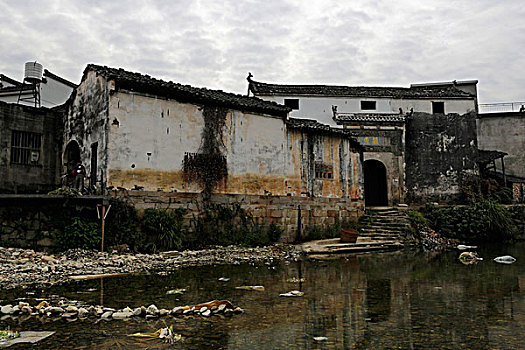 歙县小溪村桂溪边的古建筑