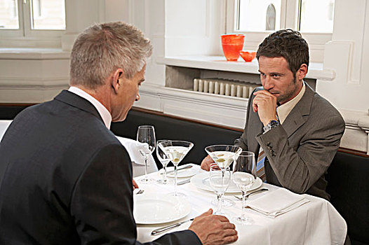 两个男人,坐,餐馆