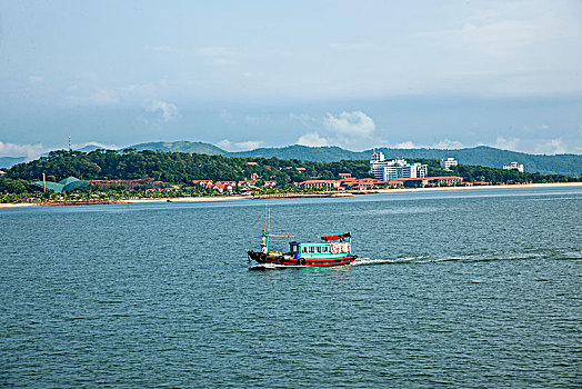 越南广宁鸿基市下龙湾游船接待中心码头上穿梭的游船