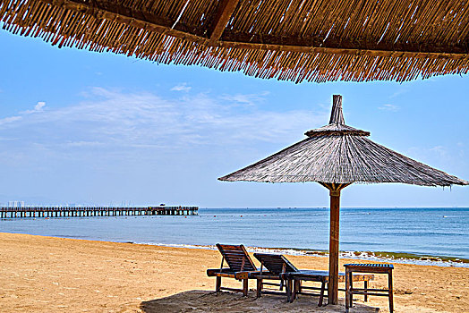 河北秦皇岛北戴河浅水湾景区海滩上的太阳伞