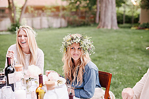 两个,微笑,女人,花,花环,头发,坐,桌子,花园