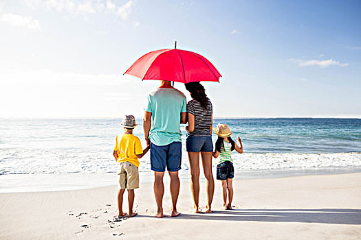 可爱,家庭,站立,沙子,伞,海滩