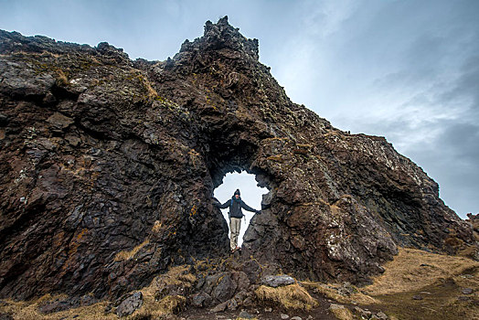 男青年,站立,石头,拱形,火山岩,海滩,斯奈山半岛,西部,冰岛,欧洲