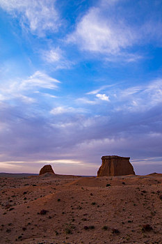 月亮城堡,又称风蚀骆驼状雅丹地貌岩石,拍摄于内蒙古自治区巴彦淖尔市乌拉特后旗