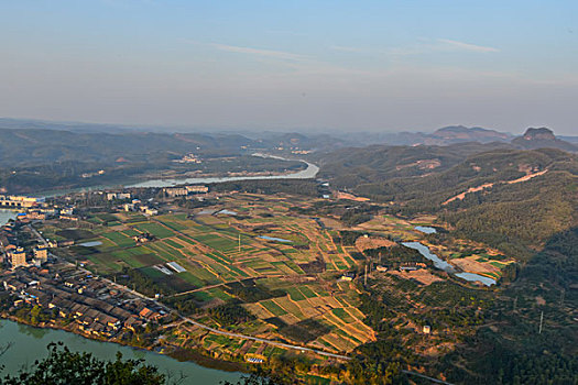 山,丹霞,河流,蓝天,黄昏,大气,田野,水电站,村庄,驴友,旅行,地质公园,丹霞地貌,绿色,灌木,树,草,水潭,素材,平面设计