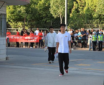 新疆哈密,又是一年高考时,学子意气风发赴考场