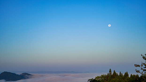 武陵山区晨雾中日月同辉奇观