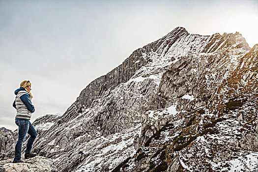 女人,观景,阿尔卑斯峰,看,加米施帕藤基兴,巴伐利亚,德国