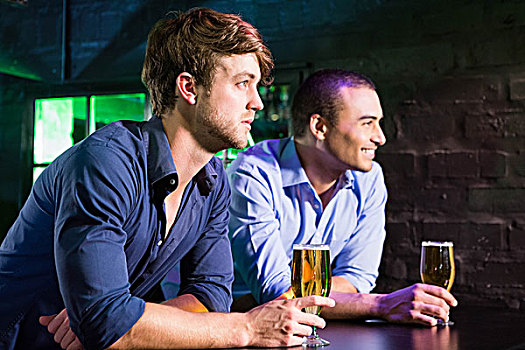 两个男人,啤酒,吧台,微笑,酒吧