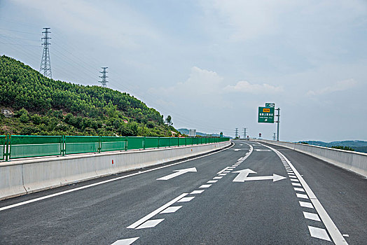 山谷中的高速公路