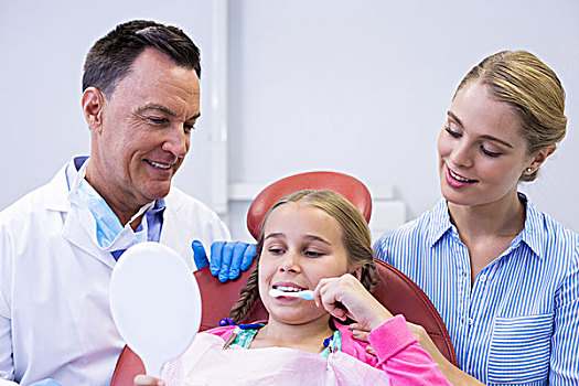 牙医,协助,孩子,病人,刷牙,牙科诊所
