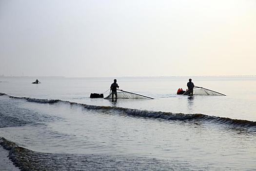 山东日照,延续千年的非遗文化,老渔民踩着高跷捞小虾