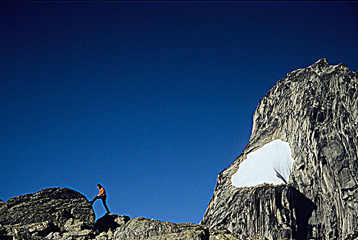 男青年,走,山脊,不列颠哥伦比亚省,加拿大