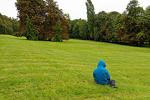 青少年,一个,坐,草,漂亮,公园