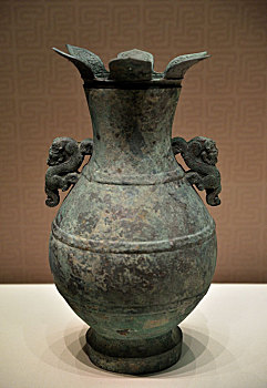 河北省博物院藏品双兽耳莲瓣盖铜壶