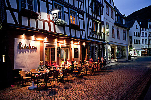 游客,坐,夜晚,餐馆,道路,摩泽尔河,莱茵兰普法尔茨州,德国,欧洲