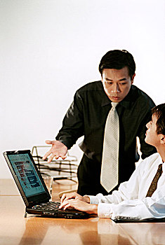 两个,男管理人员,交谈,上方,笔记本电脑
