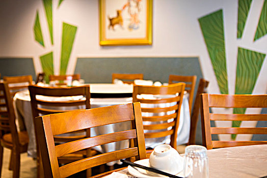 台湾着名的海鲜餐厅,餐厅环境干净明亮,室内装潢平实是中式餐厅