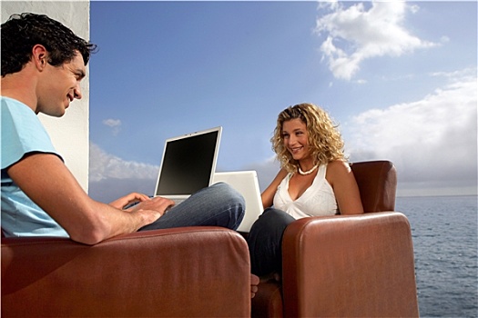 男人,女人,微笑,笔记本电脑,坐,扶手椅,平台