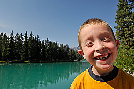 男孩,微笑,弓河,班芙国家公园,艾伯塔省,加拿大