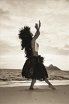 夏威夷,瓦胡岛,玻利尼西亚女人,草裙舞,海滩,日出,黑白照片