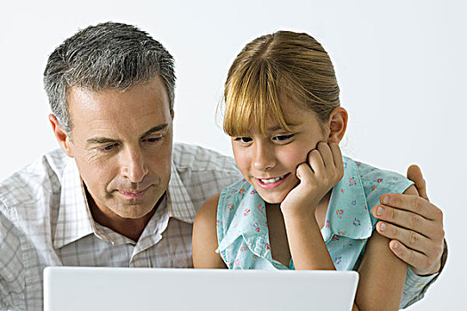 父亲,女儿,看,笔记本电脑,一起,男人,搂抱,肩部