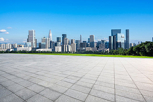 空旷广场与城市天际线