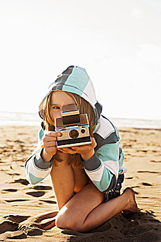 女孩,一次成像照相机,海滩