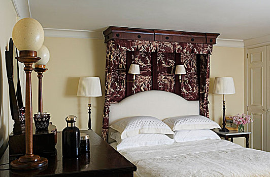 英国,卧室,桌子,墙壁,灯,双人床,图案,篷子,白色,床上用品