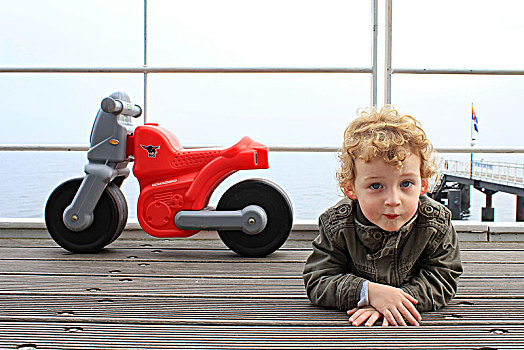 乌瑟多姆岛,阿尔贝克海滨,码头,男孩,玩具,摩托车