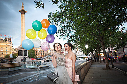 两个,美女,朋友,晚礼服,姿势,气球,特拉法尔加广场,伦敦,英国