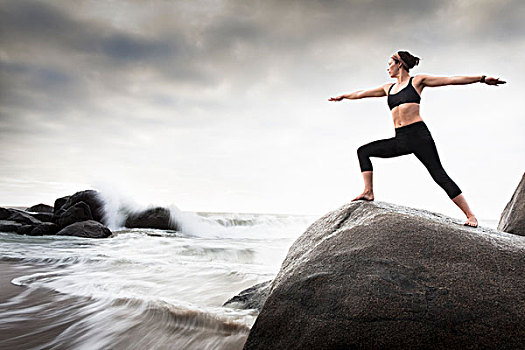 女人,练习,瑜珈,岩石上,海滩